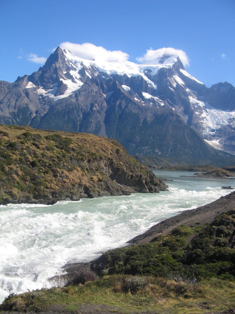 Paine Grande mit Wasserfall